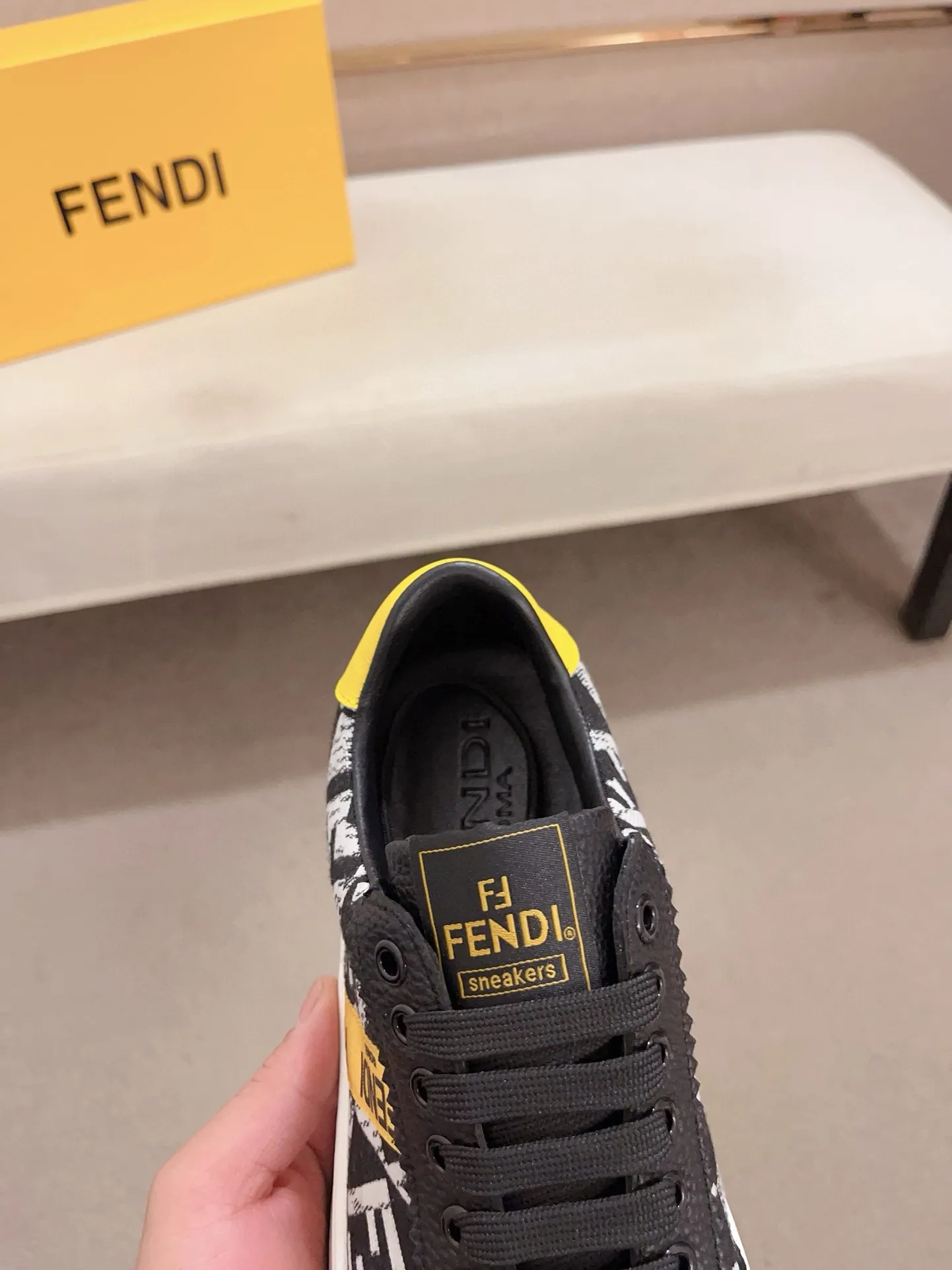 Men's shoes💰: 400💰[Fendi] Fendi's latest casual shoes for men! Available at counters simultaneously! A one-to-one replica of the original. All imported official website one-to-one cowhide fabric. The interior is made of top-grade sheepskin, and the original factory-supplied rubber outsole is used. Leading new fashion concepts. Matching code: 38-44. (can be customized for 45 non-refundable)